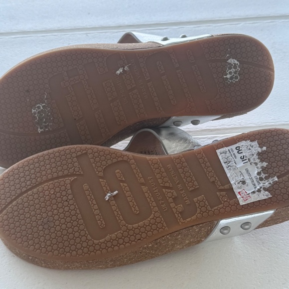 Fit Flop Silver Sandal Size 9 - Picture 4 of 4